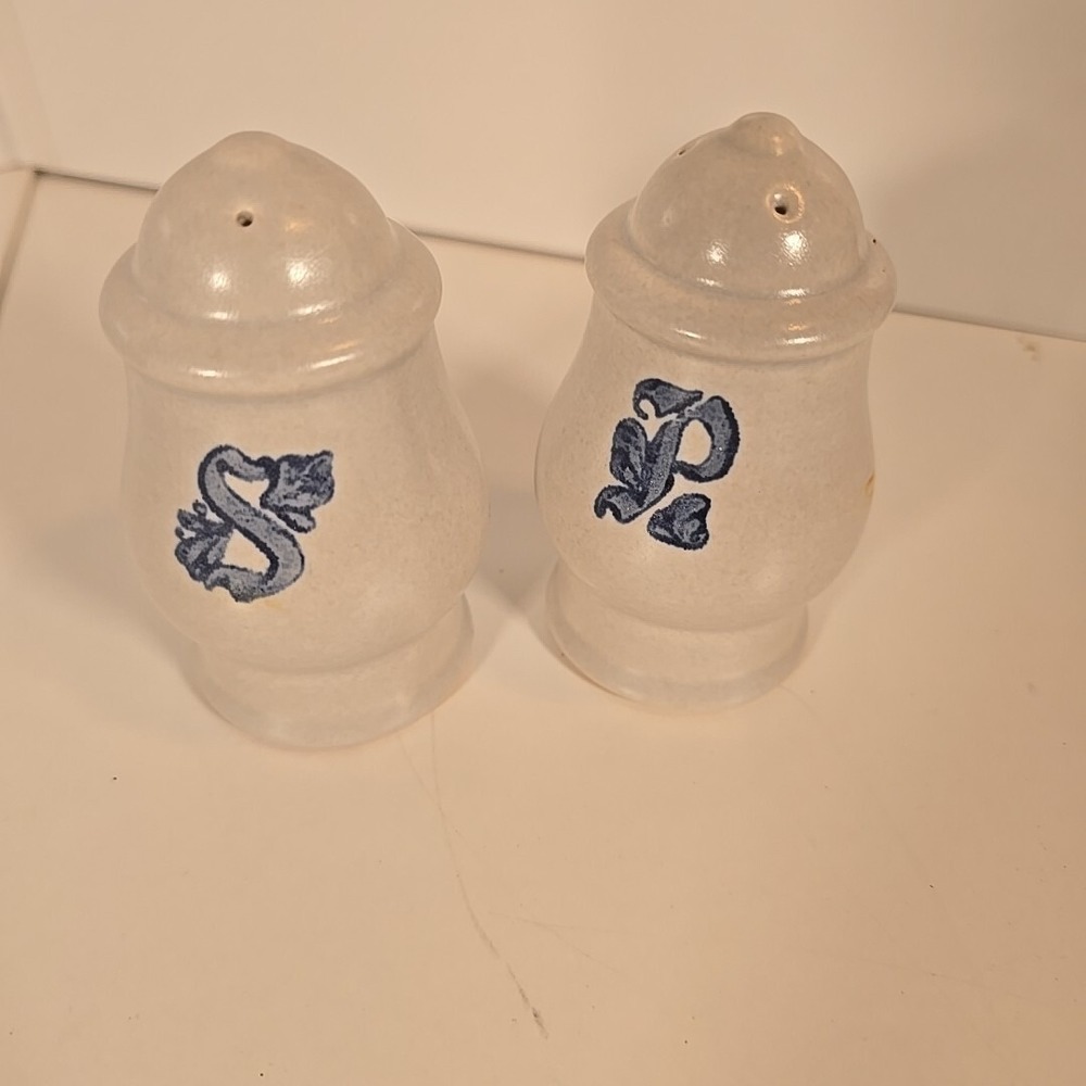 Vintage Pfaltzgraff Yorktowne 4" Salt and‎ Pepper Shaker Set